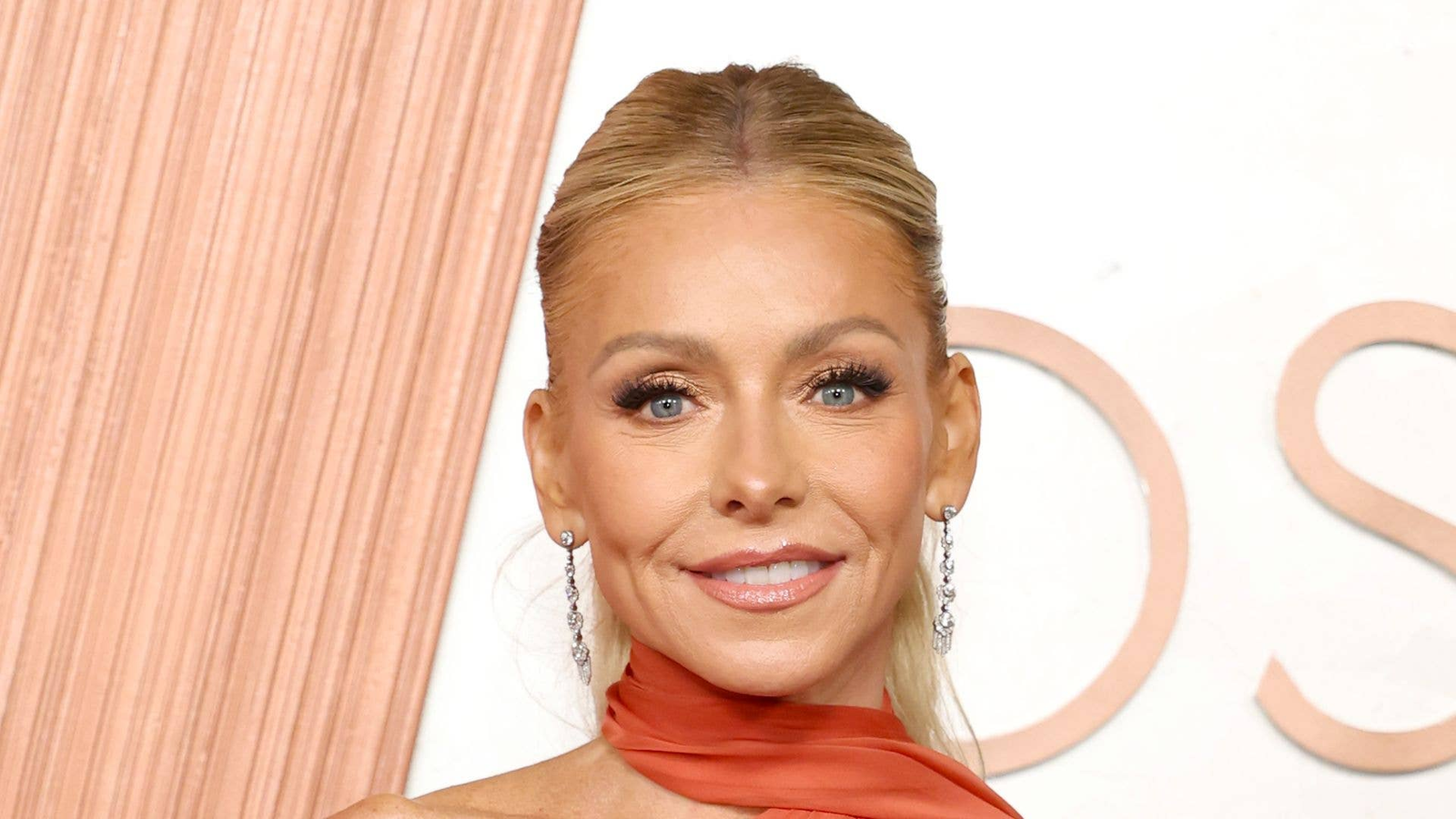62ed83e8aaca-kelly-ripa-oscars-25